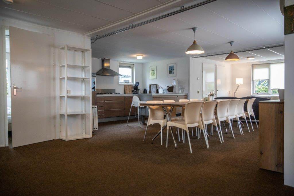 000-19-bungalow-eettafel