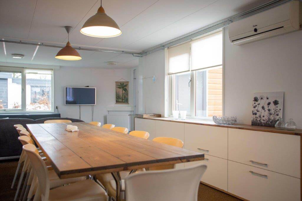 008-19-bungalow-eettafel