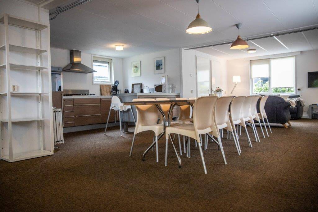 021-19-bungalow-eettafel