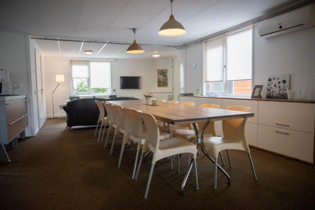 023-19-bungalow-eettafel