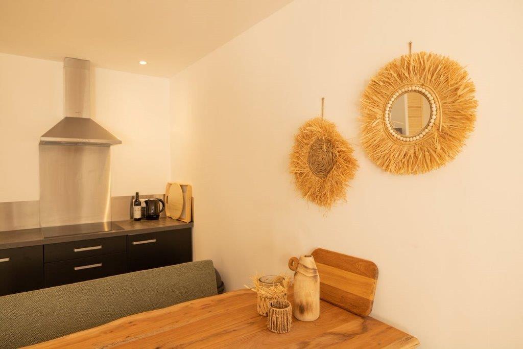 Bungalow 12 - keuken en tafel