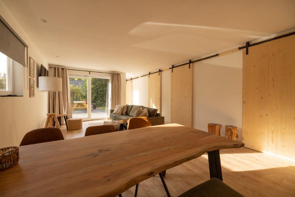Bungalow 12 - woonkamer eettafel