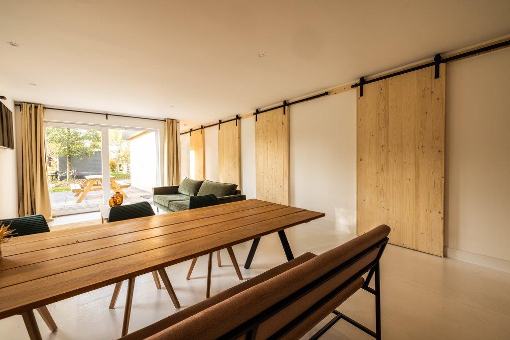 Bungalow 14 - eettafel (2)