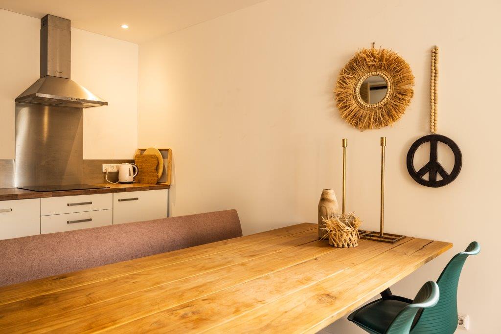 Bungalow 14 - keuken en eettafel