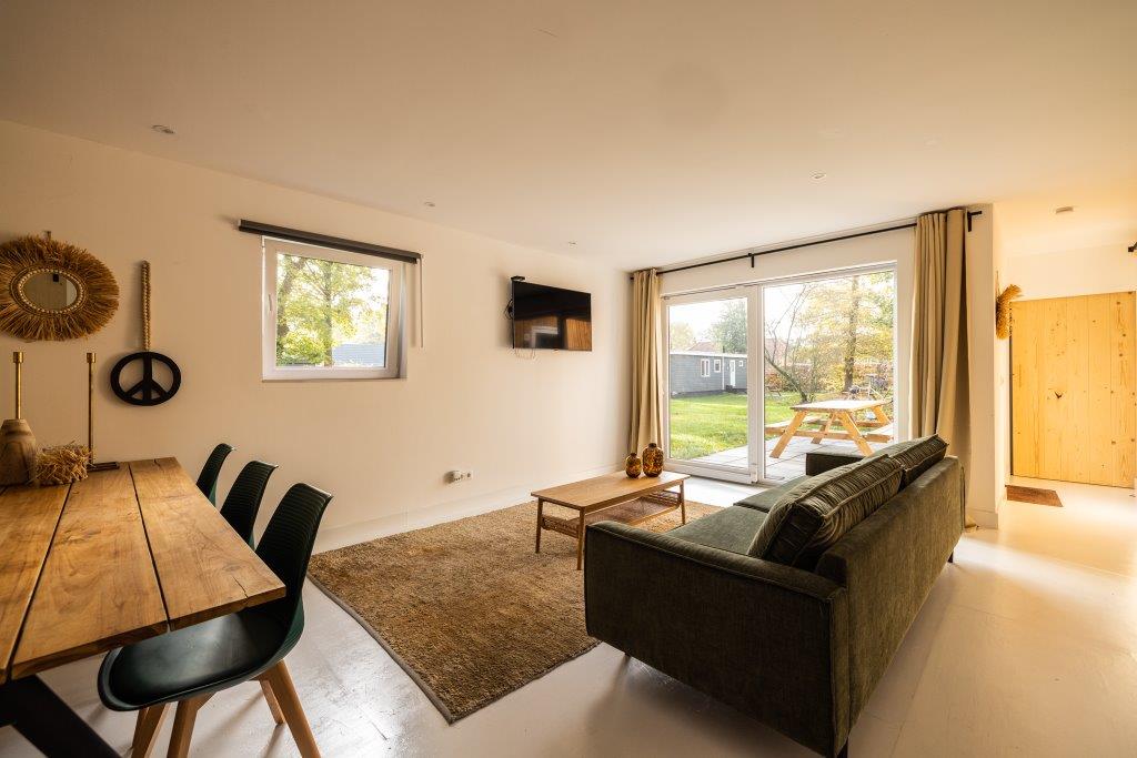 Bungalow 14 - woonkamer en eettafel