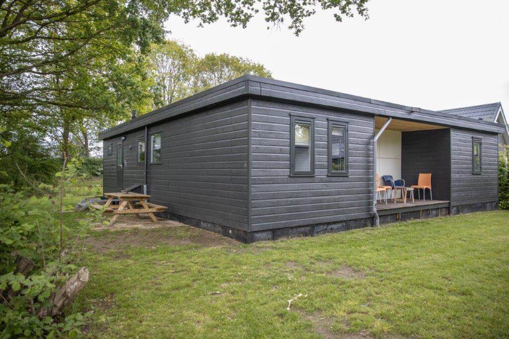 006-25-bungalow-achterkant-schuinaanzicht